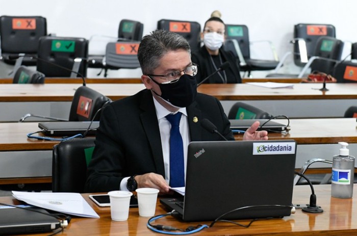 Alessandro Vieira foi o relator do projeto, que confere mais atribuições aos profissionais que prestam apoio a estudantes com deficiência: eles também ajudariam na inclusão pedagógica e em cuidados pessoais - Roque de Sá/Agência Senado