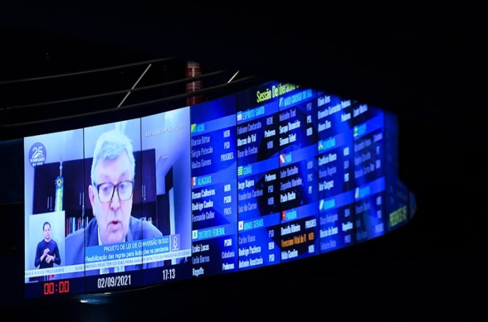 Aprovada com placar apertado, regras da MP não valem para a aquisição de vacinas e insumos, nem para contratação de bens e serviços essencias à vacinação, como lembrou o relator, Luis Carlos Heinze - Jefferson Rudy/Agência Senado