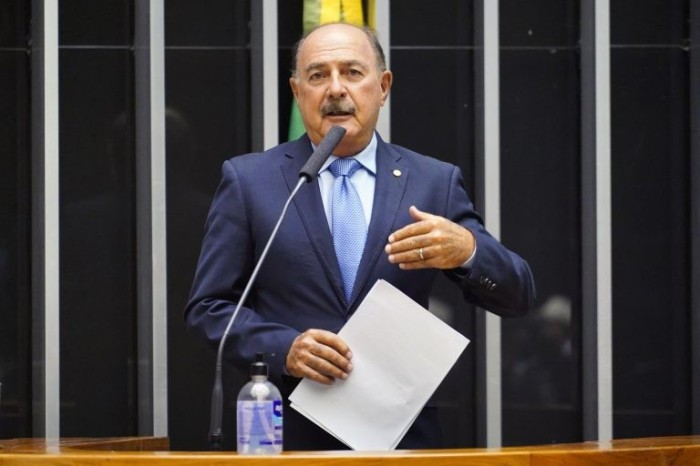 Calil retirou do projeto algumas normas relativas a emprego - (Foto: Pablo Valadares/Câmara dos Deputados)