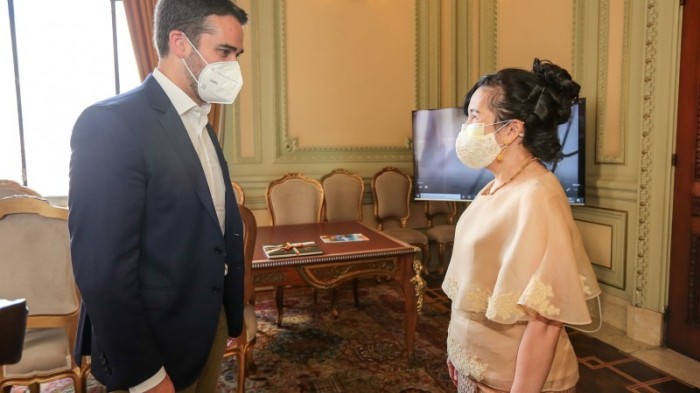 Leite recebeu a diplomata Nitivadee Manitkul no Gabinete do Governador no Palácio Piratini - Foto: Gustavo Mansur / Palácio Piratini