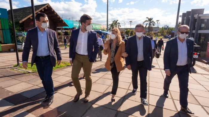 Governador Leite e a diretora-presidente do BRDE, Leany Lemos (ao centro na foto) circulam pela Expointer - Foto: Felipe Dalla Valle / Palácio Piratini