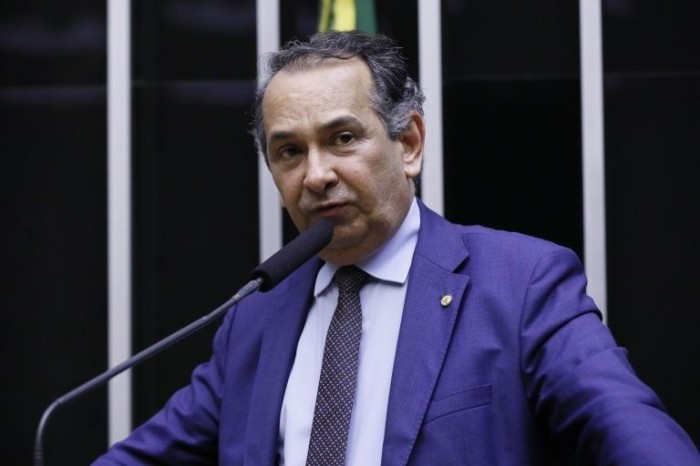 Projeto exige placa com informações sobre contrato de licitação em canteiro de obras