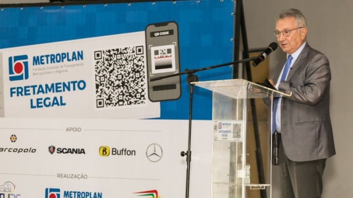 Busato destaca que consulta ao qr-code fixado na frente do veículo permite que o passageiro verifique a legalidade do coletivo - Foto: Divulgação Sedur