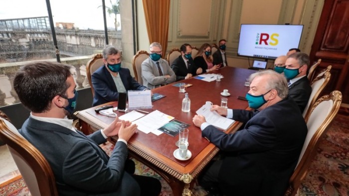 Governador Leite recebeu no gabinete o presidente da Fiergs, Gilberto Petry (D), secretários Brum e Lamb e comitiva da Mercopar - Foto: Itamar Aguiar / Palácio Piratini