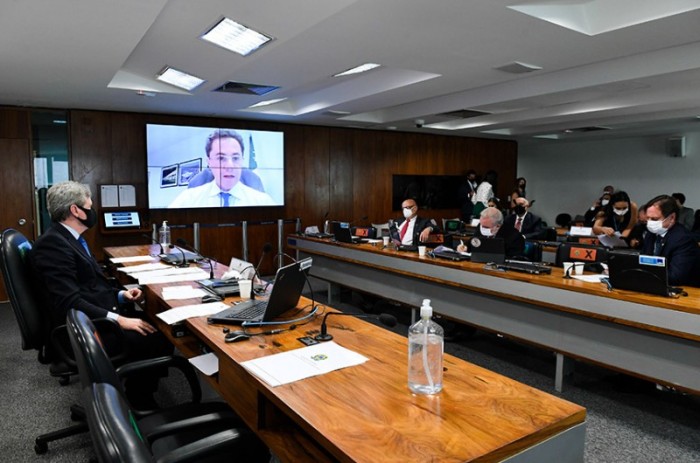 Relator, Veneziano (no telão) defende projeto na reunião da CI desta terça - Roque de Sá/Agência Senado
