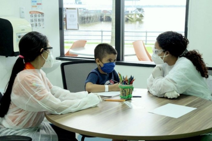 Profissionais de saúde atendem criança no Centro Integrado de Inclusão e Reabilitação em Belém (PA) - (Foto: Ricardo Amanajás/Agência Pará)