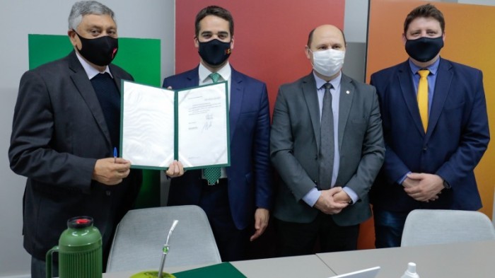 Os projetos de lei foram sancionados em cerimônia realizada no Palácio Piratini - Foto: Itamar Aguiar/Palácio Piratini