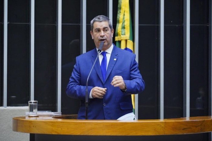 Coronel Tadeu retirou a menção, no projeto, a concursos específicos - (Foto: Pablo Valadares/Câmara dos Deputados)