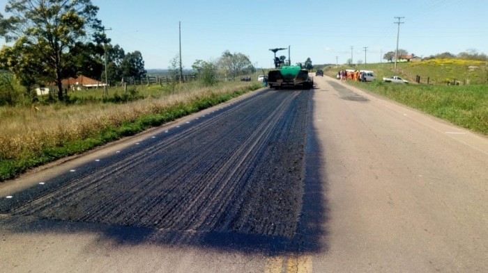 Atividades incluem substituição do pavimento danificado em pontos críticos, sinalização e corte da vegetação - Foto: Divulgação Daer