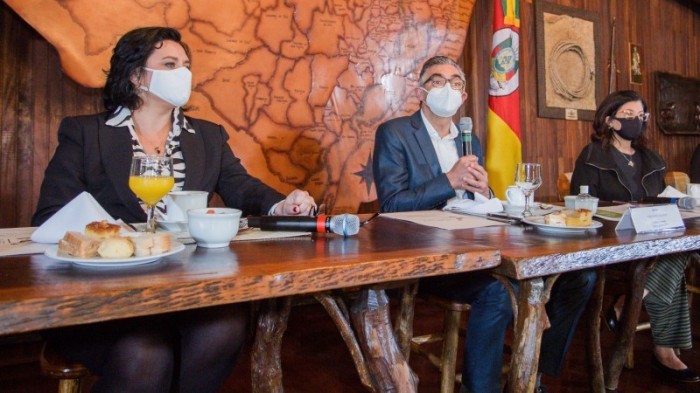 Secretário Viana (ao microfone) com a presidente da Fepam, Marjorie Kauffmann (E) e a secretária de Comunicação, Tânia Moreira - Foto: Felipe Dalla Valle / Palácio Piratini