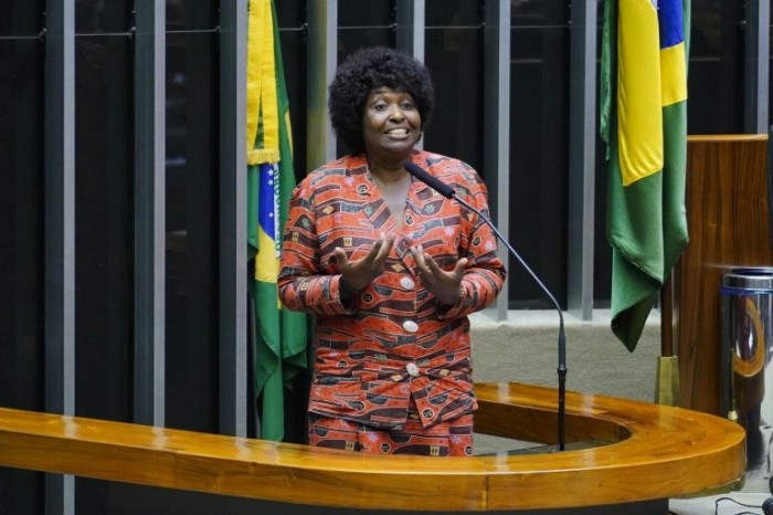 Para Benedita da Silva, atual regra não é socialmente sustentável - (Foto: Pablo Valadares/Câmara dos Deputados)