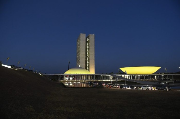 Fachada do Congresso recebe iluminação especial em apoio à campanha Setembro Amarelo