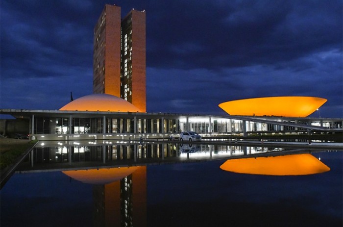 Iluminação especial em campanha sobre esclerose múltipla, em 2018: cúpulas e prédios principais receberão a mesma luz alaranjada nesta sexta - Marcos Oliveira/Agência Senado