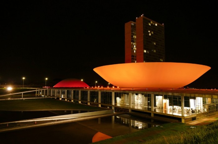 Palácio do Congresso terá luz alaranjada (na foto, iluminação feita em dezembro para marcar campanha de prevenção ao melanoma) - Roque de Sá/Agência Senado