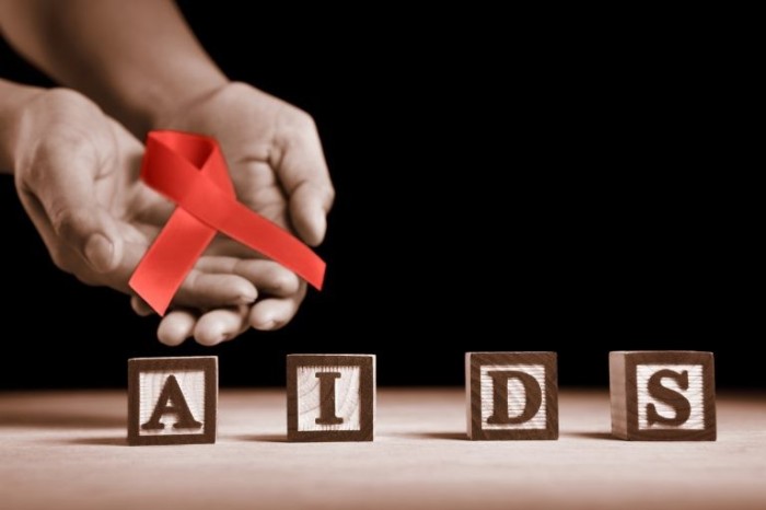 O laço vermelho é considerado símbolo mundial de luta contra a aids - (Foto: Stock/Depositphotos)