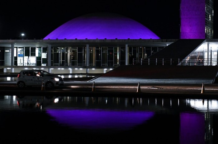 Em agosto, o Senado esteve iluminado na cor roxa em defesa da prevenção do colesterol. Nestas segunda e terça-feiras, o prédio será iluminado da mesma cor para concientização do mal de Alzheimer