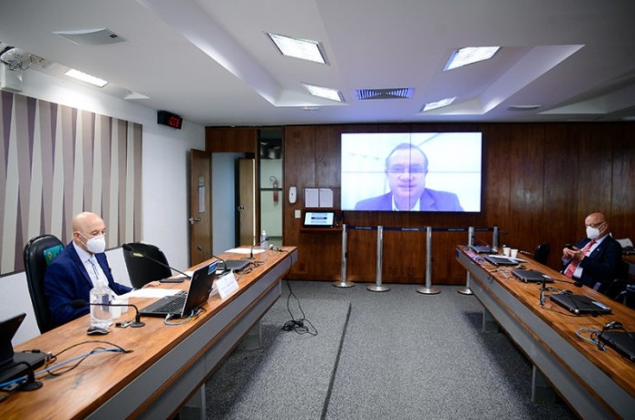 Confúcio Moura, Wellington Fagundes (no telão) e Esperidião Amin na reunião remota desta segunda-feira - Pedro França/Agência Senado