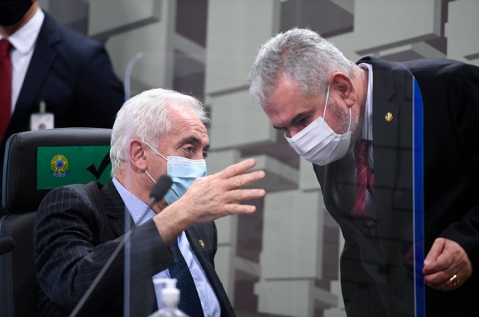 Relator do projeto, Angelo Coronel (à dir.) conversa com o presidente da comissão, Otto Alencar, na reunião - Edilson Rodrigues/Agência Senado