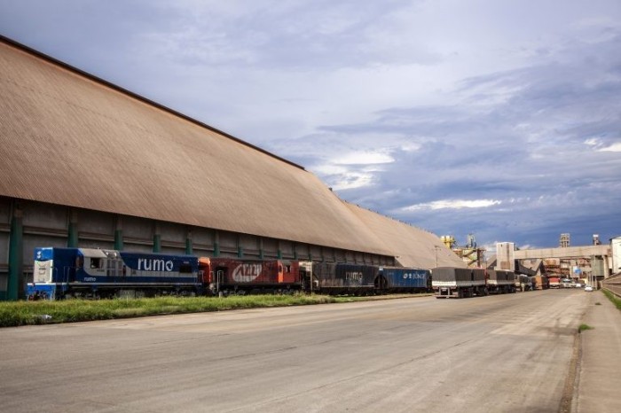 Transporte ferroviário usado no escoamento de produção - (Foto: Claudio Neves/Portos do Paraná)