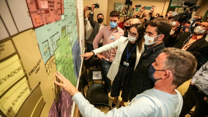 Governador visitou hospital que é referência em atendimentos de alta complexidade via SUS para a macrorregião - Foto: Gustavo Mansur / Palácio Piratini