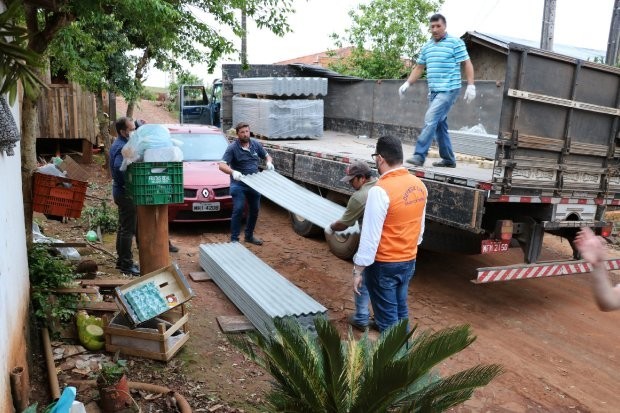 Entrega de telhas no município de Bom Jesus - Foto: Flávio Jr / DCSC