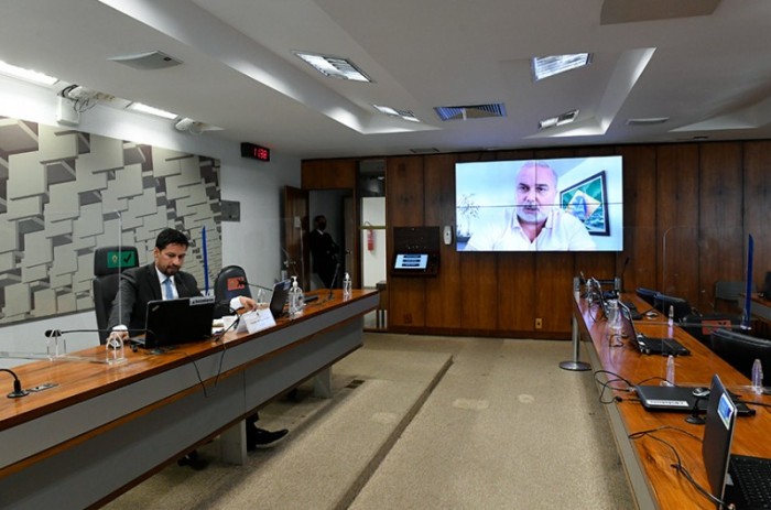 Autor do plano de trabalho, Jean Paul (no telão) fala da reunião desta quinta, presidida por Rodrigo Cunha