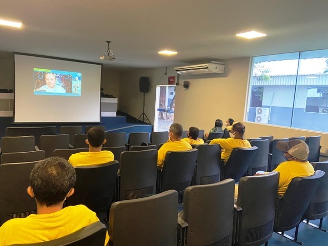 Reeducandos do Maranhão assistindo a jornada na sede da SEAP. (Foto: Clayton Monteles)
