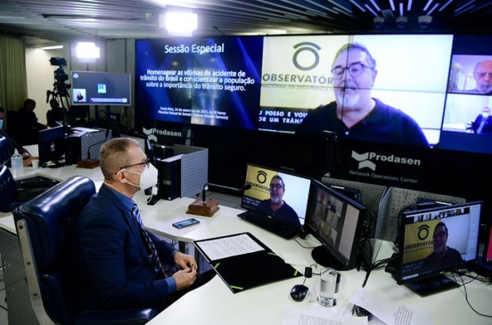 Fabiano Contarato preside a sessão especial (no telão, José Aurélio Ramalho, um dos participantes) - Pedro França/Agência Senado