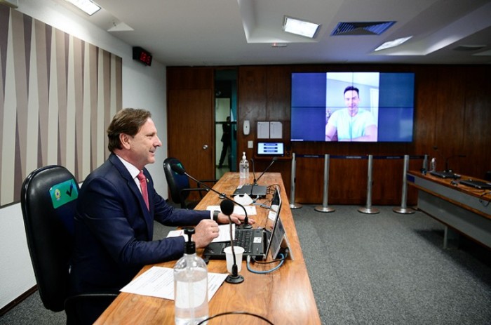 Acir Gurgacz e Styvenson Valentim (na tela) durante a primeira audiência sobre o projeto - Pedro França/Agência Senado
