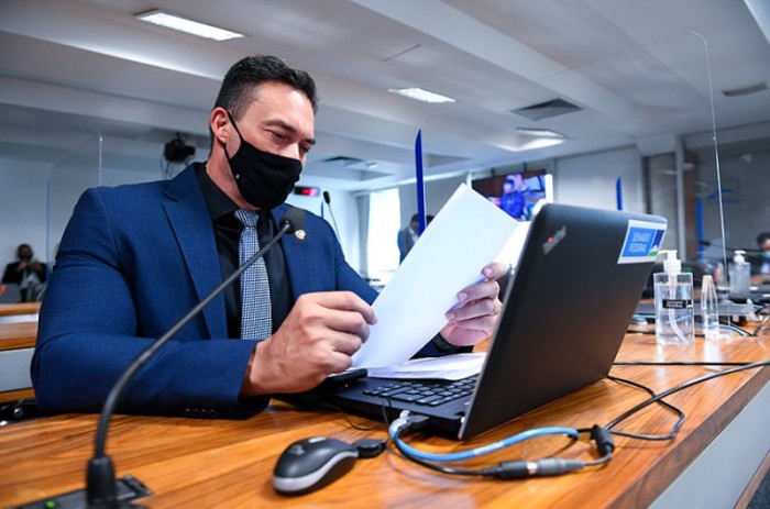 O senador Styvenson Valentim (Podemos-RN) leu o seu relatório favorável ao projeto - Marcos Oliveira/Agência Senado