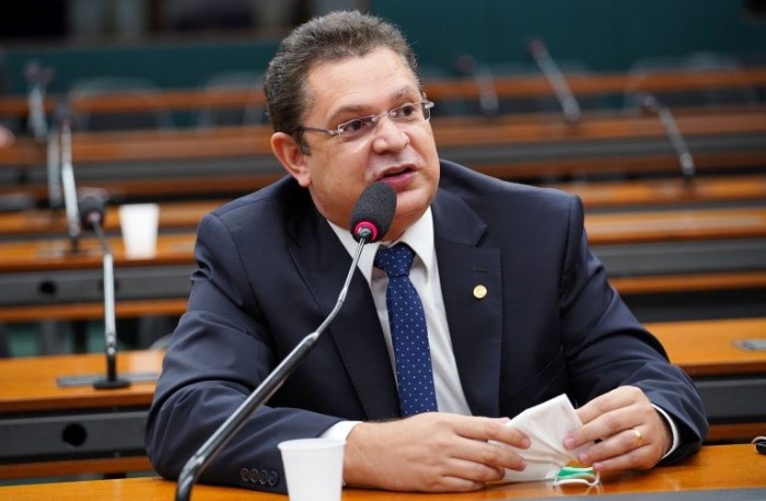 Sóstenes alterou o texto original para ampliar percentual de aulas on-line - (Foto: Will Shutter/Câmara dos Deputados)