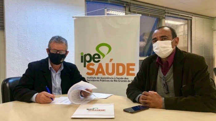 Diretor-presidente do IPE Saúde, Júlio Cersar Vieiro Ruivo, e o vice-prefeito de Arroio Grande, Casca Silva - Foto: Divulgação IPE Saúde