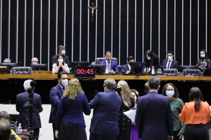 Congresso rejeita veto e restabelece proibição de despejo; confira outros vetos derrubados