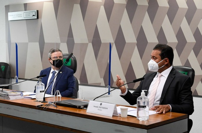 O vice-presidente da CCJ, Antonio Anastasia, ouve o relator, Weverton, na reunião desta quarta - Roque de Sá/Agência Senado