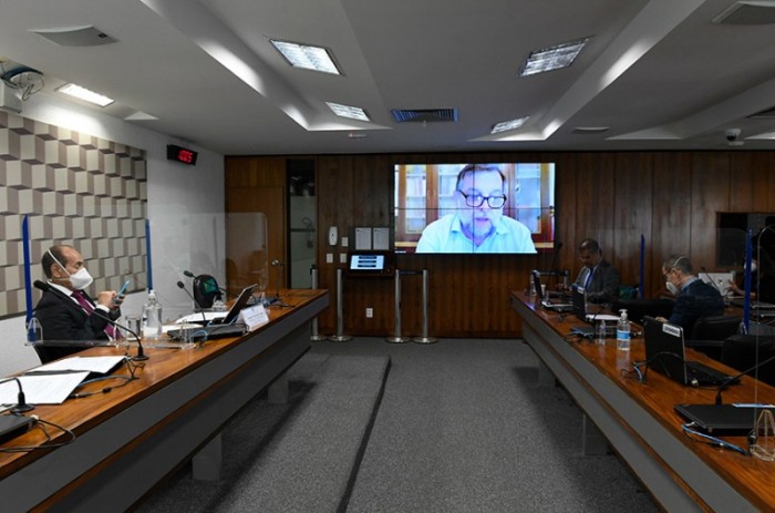 Autor da proposta, Flávio Arns (no telão) participa na reunião desta quinta, conduzida por Marcelo Castro - Roque de Sá/Agência Senado