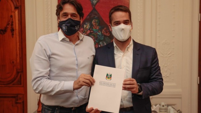 Governador Leite recebeu plano do secretário Danrlei de Deus - Foto: Itamar Aguiar / Palácio Piratini