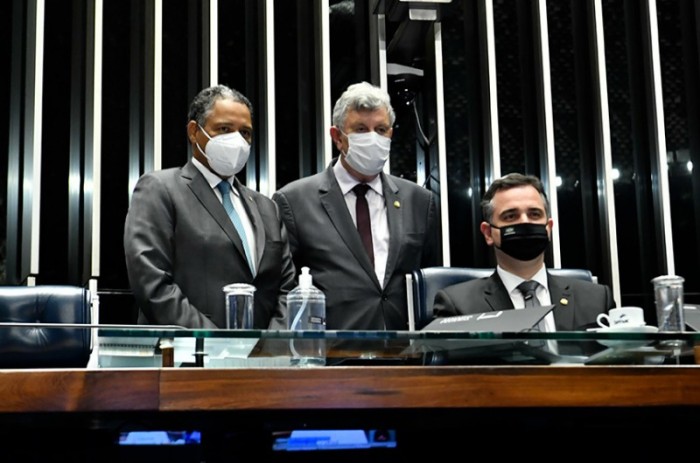 Luis Carlos Heinze (no centro) é o autor de projeto de lei que prevê auxílio a essas instituições - Waldemir Barreto/Agência Senado