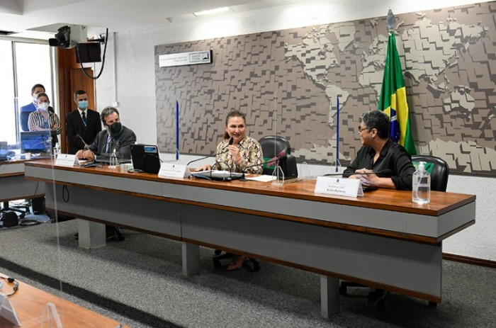 Presidente da CRE, Kátia Abreu (C) comanda debate com João Flávio Veloso, da Embrapa, e a chef Kátia Barbosa - Roque de Sá/Agência Senado
