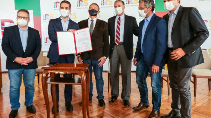 Na assinatura da liberação das obras, Leite esteve acompanhado do vice-governador, de prefeitos e deputados - Foto: Gustavo Mansur/Palácio Piratini