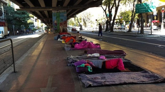 Padre usa marreta para quebrar pedras debaixo de viaduto - (Foto: Reprodução/Twitter)