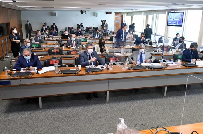 Senadores na reunião de quinta-feira da CPI, quando requerimentos foram aprovados