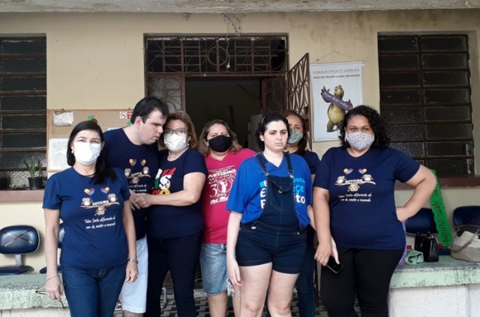 Irene (de vermelho, atrás da filha Letícia) e outros pais de jovens autistas de Fortaleza enviaram ideia ao Senado