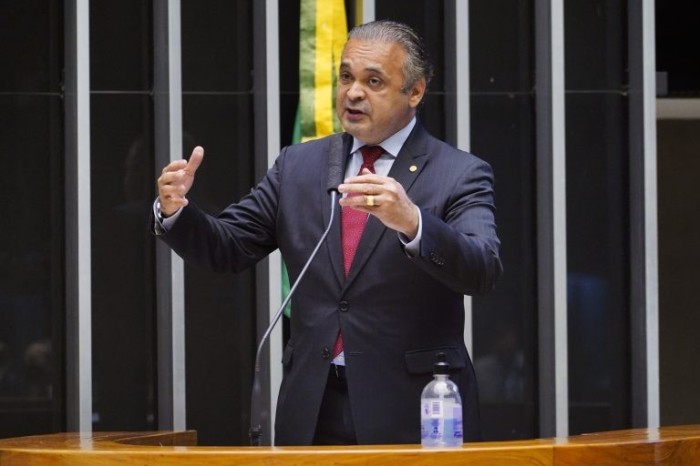 Roberto de Lucena recomendou a aprovação do projeto com pequenos ajustes - (Foto: Pablo Valadares/Câmara dos Deputados)
