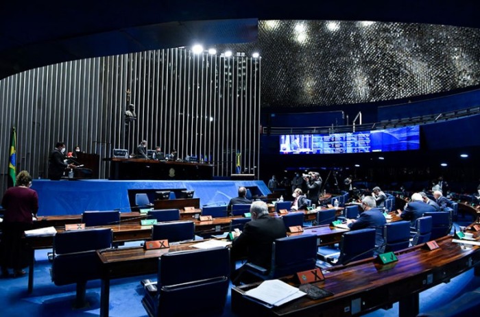 De acordo com o texto, a execução direta do transporte ferroviário pela União só ocorrerá quando for necessário garantir a segurança e a soberania nacionais ou em casos de relevante interesse coletivo