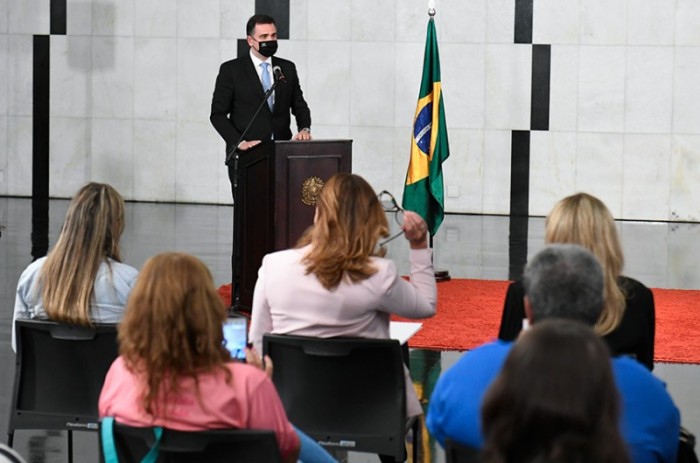 Em solenidade no Salão Negro, o presidente do Congresso, Rodrigo Pacheco (DEM-MG), assumiu o compromisso de engajar as Casas na divulgação sobre o diagnóstico precoce do câncer de mama