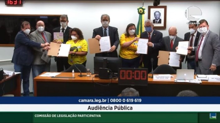 Integrantes da Comissão de Legislação Participativa recebem a proposta - (Foto: Reprodução TV Câmara)