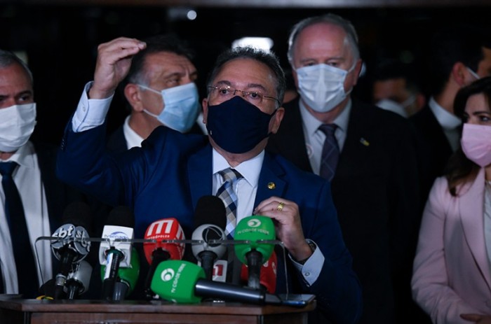 O senador Roberto Rocha (PSDB-MA) explica seu relatório em entrevista coletiva à imprensa - Jefferson Rudy/Agência Senado