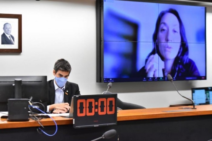 Tiago Mitraud, que conduziu o seminário, e Kiki Mori, consultora em gestão - (Foto: Reila Maria/Câmara dos Deputados)