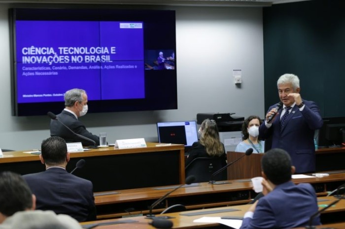 O ministro Marcos Pontes (D), reconheceu a falta de pesquisadores e de recursos para o setor - (Foto: Michel Jesus/Câmara dos Deputados)