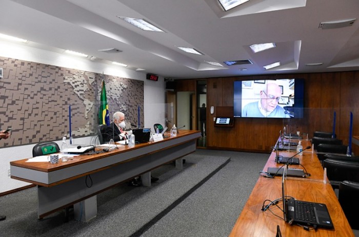 O presidente da comissão, Jaques Wagner (mesa), ouve o relator do projeto, Lasier Martins - Roque de Sá/Agência Senado